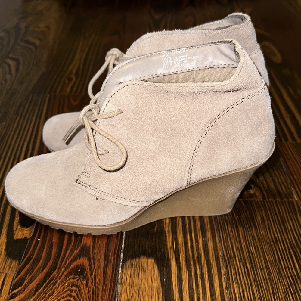 🎊BLACK FRIDAY DEAL🎊 Pre- loved Women’s White Mountain booties
